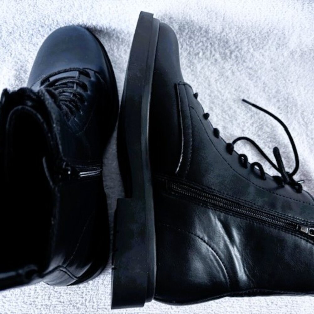 Madden Girl black lace up & zip closure boot NWOT Size 8